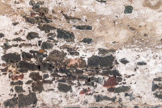 Alte Mauer mit abgebröckeltem Verputz