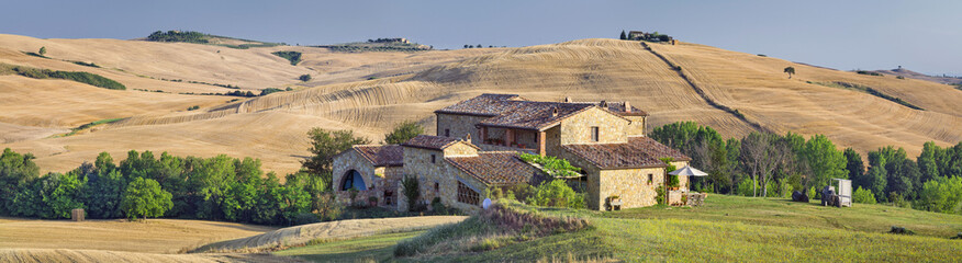 Fototapeta na wymiar farm in Tuscany in the morning 