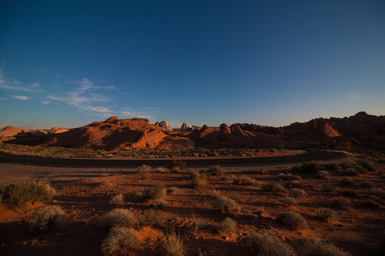 Sonnenuntergang Valley of Fire / Nevada/ tiefstehende Sonne und Straße