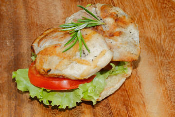 Toast, Toastbrötchen, gegrilltes Putenschnitzel, Tomate, Salat,