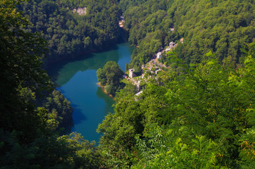 Vista panoramica del lago di Isola Santa nel mezzo della foresta