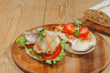 Toast, Toastbrötchen, gegrilltes Putenschnitzel, Tomate, Salat,