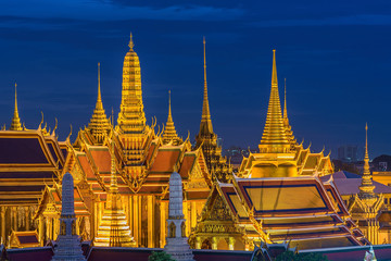 Fototapeta premium Grand palace at twilight in Bangkok, Thailand