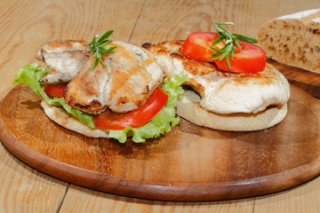 Toast, Toastbrötchen, gegrilltes Putenschnitzel, Tomate, Salat,