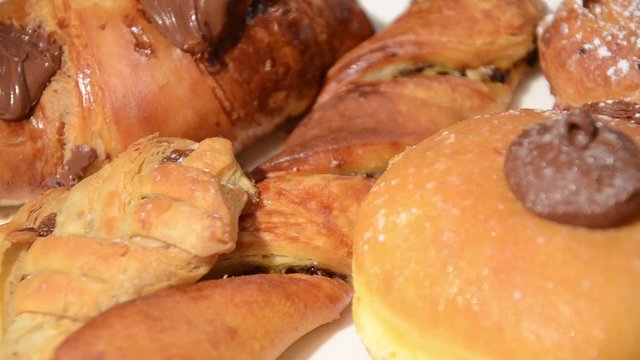 piatto con krapfen e cornetti