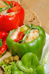 Paprikaschoten, gefüllt, gegrillte Putenbrust, Gemüse, Salat