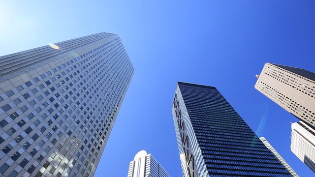 東京新宿の高層ビル　チルトアップ