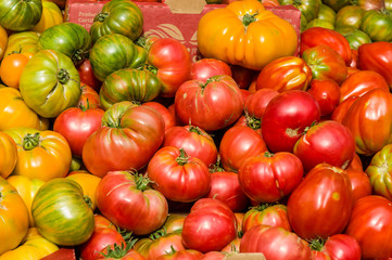 Display of heirloom tomatoes at the market