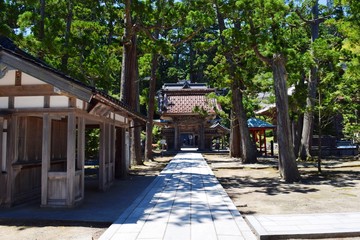 善法寺・曹洞宗三大祈願所・山形県鶴岡市／山形県鶴岡市にある善法寺を撮影した写真です。善宝寺は平安時代、妙達上人が開いた龍華寺に始まる曹洞宗寺院であり、小田原の最乗寺、豊川の妙厳寺とともに曹洞宗三大祈願所のひとつです。海の守護神である、龍神さまを祀っている寺院として、北海道、東北、北陸をはじめ全国の漁業関係者より絶大な信頼があります。かつて、池の人面魚が有名になったことがあります。