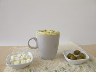 Selbst gemachter Mug Cake mit Oliven und Feta Käse