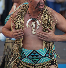 Hombre bailando una danza maorí - obrazy, fototapety, plakaty
