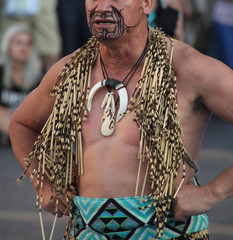 Fototapeta premium Guerrero maorí durante una danza tradicional Nueva Zelanda