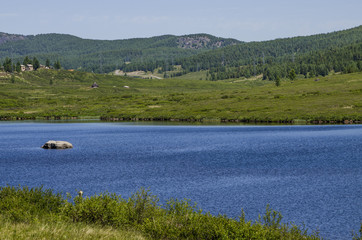 озеро на фоне гор