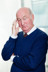 alter mann nachdenklich