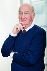 alter mann nachdenklich
