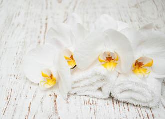 Obraz na płótnie Canvas White orchids and towels