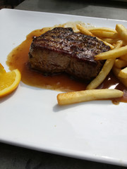 Menü mit Steak und Fritten