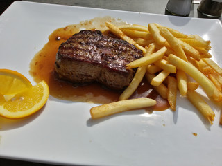 Restaurant - Platte mit Steak und Beilage