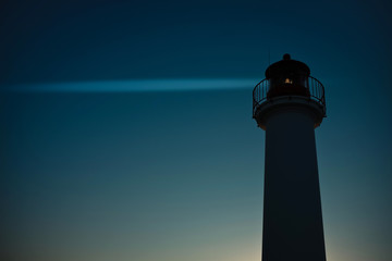 phare lumi&egrave;re bateau c&ocirc;te signalisation danger silhouette nuit