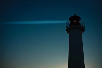 Cercles muraux Phare phare lumière bateau côte signalisation danger silhouette nuit
