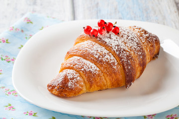 Croissant with red currants