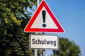 Achtung hochspannung schild