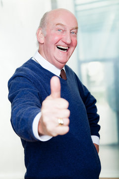 alter mann zeigt