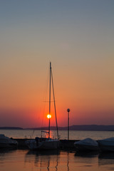 Barche al tramonto sul lago Trasimeno in Umbria
