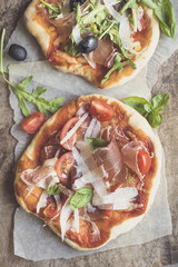 Prosciutto mini pizza