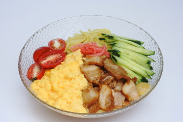 ふわふわ卵と照りてり焼き豚の冷やし中華