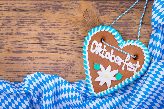 Oktoberfest Hintergrund  -  Bayerisches Lebkuchenherz auf Holz