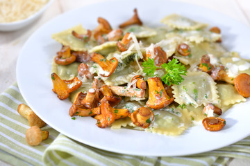 Spinatravioli mit frischen Pfifferlingen, Sahnesoße und Parmesan 