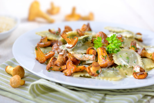 Spinatravioli mit frischen Pfifferlingen, Sahnesoße und Parmesan 