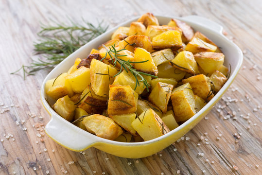 Vassoio di patate cotte al forno, roasted potatoes