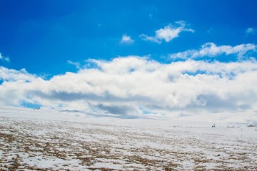 Облака над снежным плато