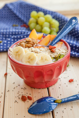 Smoothie Bowl mit frischem Obst