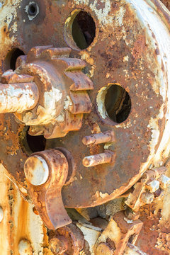 Mecanismo oxidado con rueda dentada y trinquete