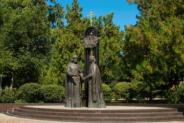 Fototapeta premium Monument of a betrothal of prince Pyotr and princess Fevroniya Muromskikh, established in park Revolution in Rostov - on - Don. 