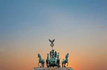 Obraz premium berlin symbol, berlin city sunset - brandenburg gate