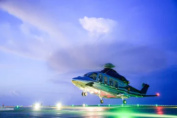 Abwaschbare Fototapete Hubschrauber Hubschrauberparkplatz Landung auf Offshore-Plattform. Hubschraubertransfer-Crews oder Passagiere zur Arbeit in der Offshore-Öl- und Gasindustrie. Nachtflugausbildung des Piloten und des Koordinatenpiloten.