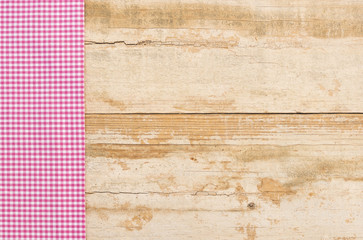 Tischtuch Pink Weiß Kariert auf Holz Hintergrund