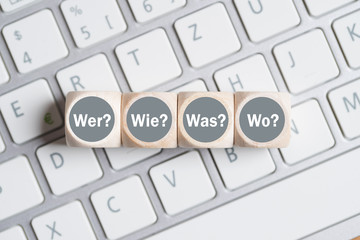 Würfel mit Wer, Wie, Was, Wo auf Tastatur