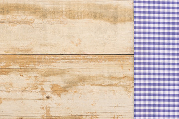Stoff Band Karomuster Blau-Weiß auf Holz Hintergrund