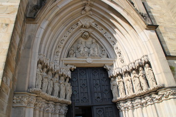 Der Eingang einer Kirche