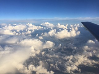 самолет над облаками