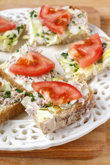Healthy sandwiches with tomatoes, lettuce and fish