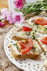 Healthy sandwiches with tomatoes, lettuce and fish