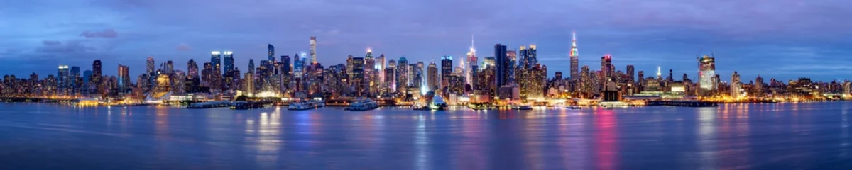 Gordijnen Manhattan Skyline bei Nacht New York USA © eyetronic