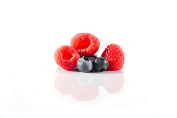 Himbeeren und Blaubeeren 