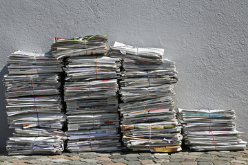 alte Zeitungen an der Wand